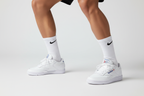 persona deportista luciendo unas medias blancas cortas (media pantorrilla) Nike, pero con zapatos blancos clásicos Reebok